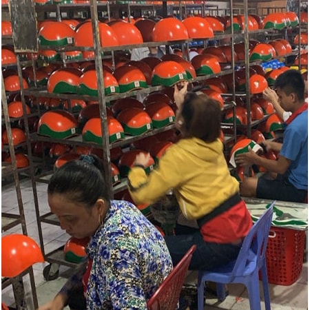 Công nhân sản xuất nón Bảo hiểm